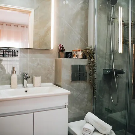 فيلة Lela باراليمني